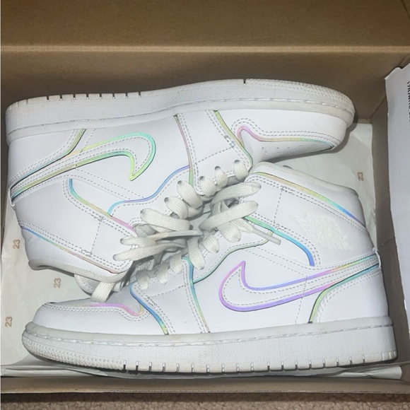Wmns Air Jordan 1 Mid SE ‘Iridescent Trim’ - Picture 2 of 8